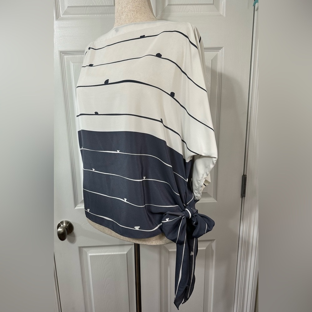 LORAC Original vintage white & gray Blouse. Boxy cut. Wide sleeves Ties on hip